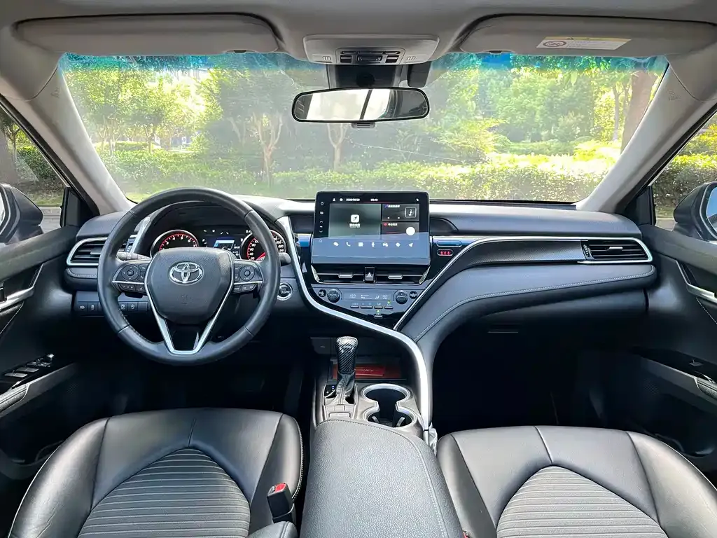 Toyota Camry — фото 9