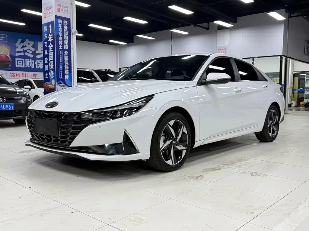 Hyundai Elantra — фото 1