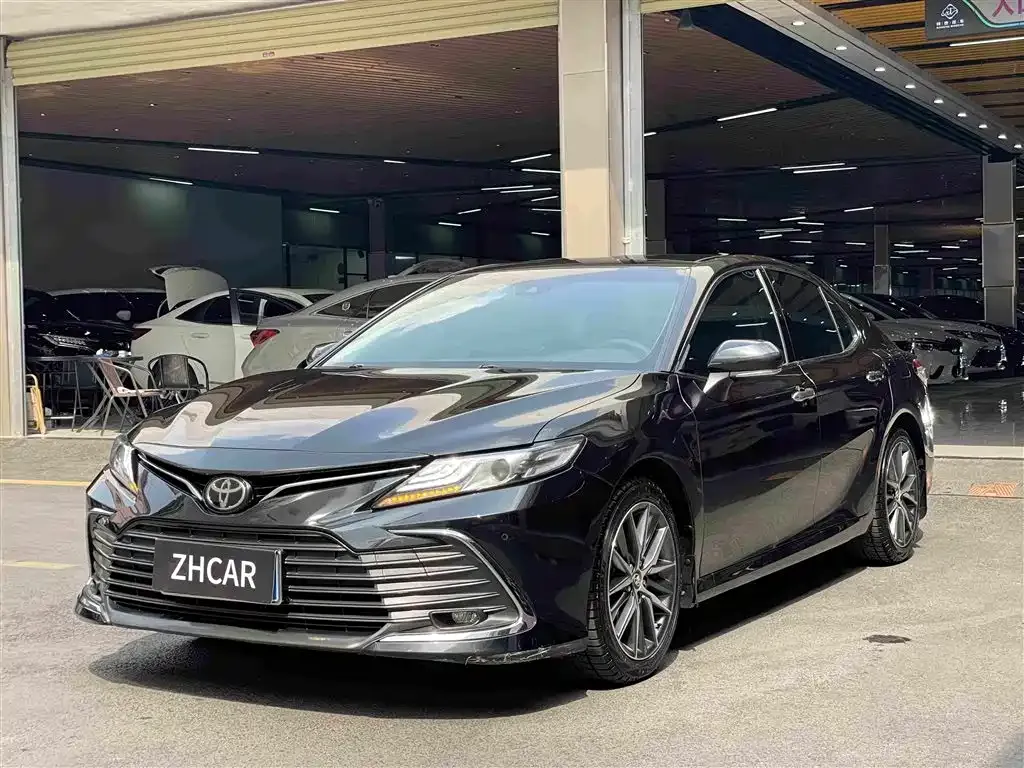 Toyota Camry — фото 1