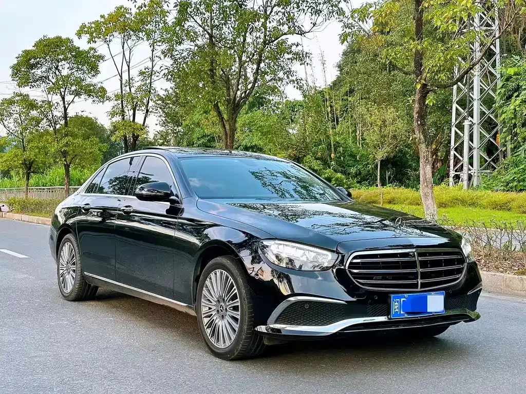 Mercedes-Benz E-Class — фото 1