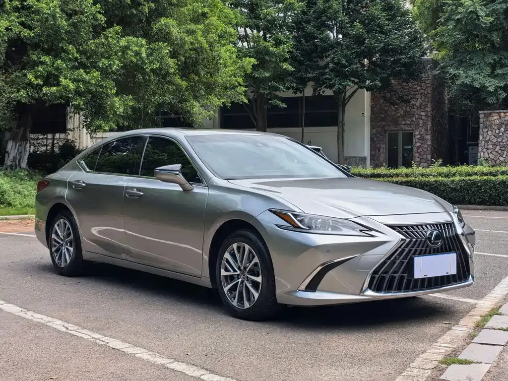 Lexus ES — фото 1
