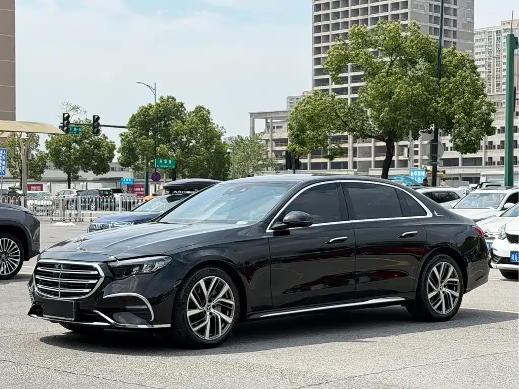 Mercedes-Benz E-Class — фото 1