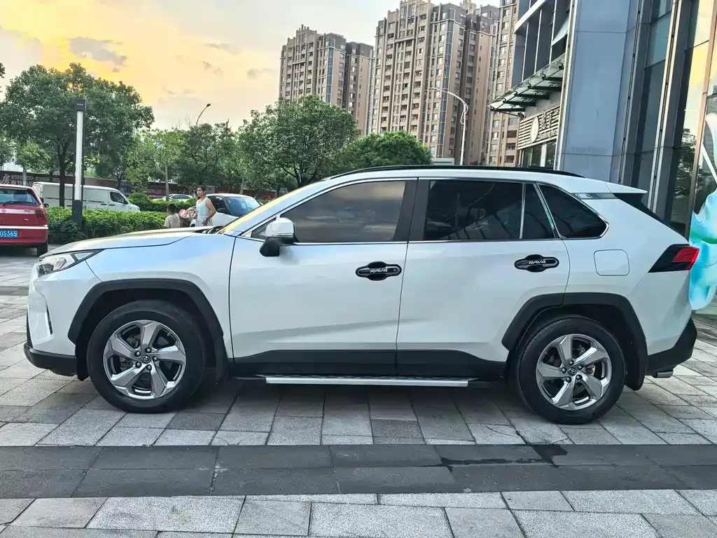 Toyota RAV4 — фото 6