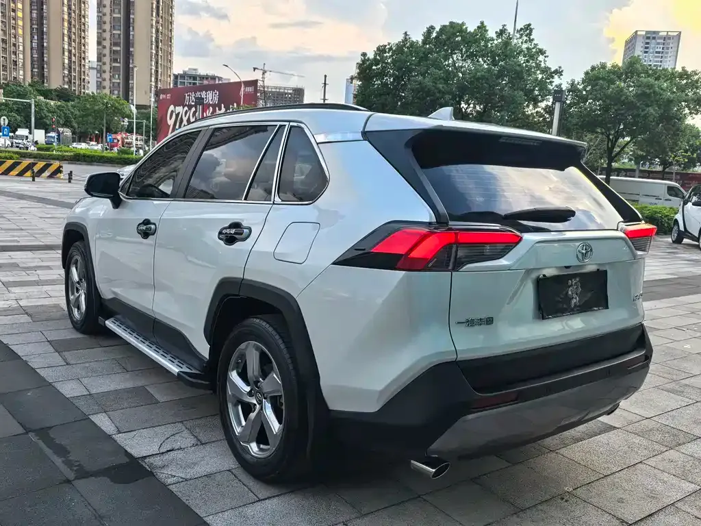 Toyota RAV4 — фото 8