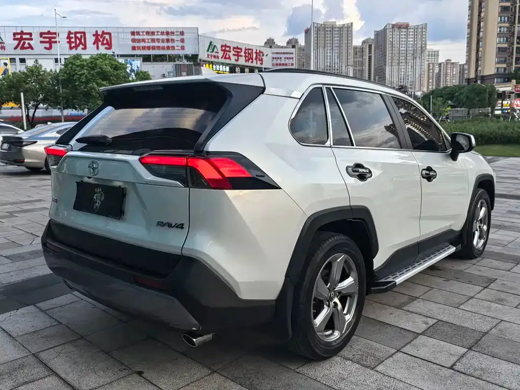Toyota RAV4 — фото 3