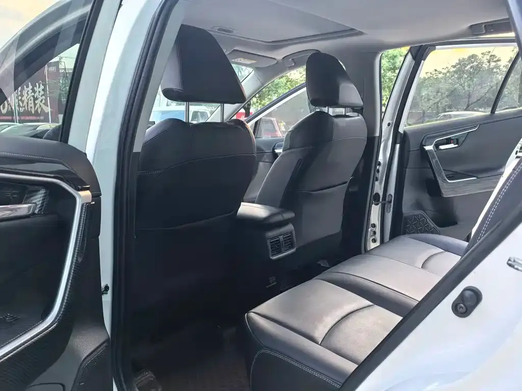 Toyota RAV4 — фото 2