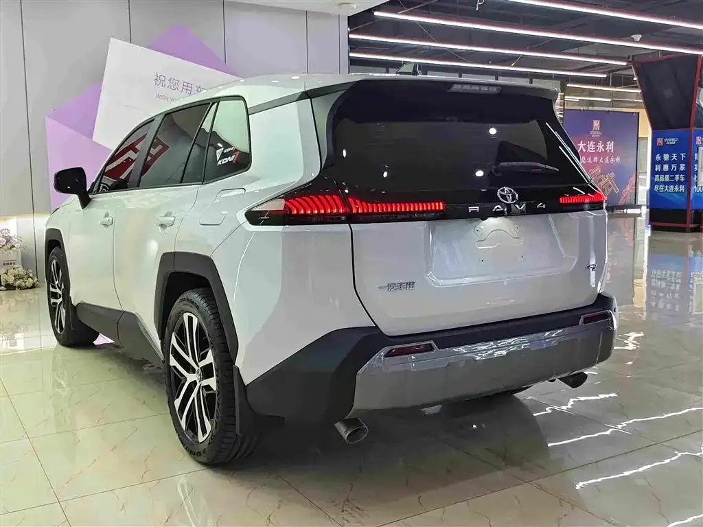 Toyota RAV4 — фото 5