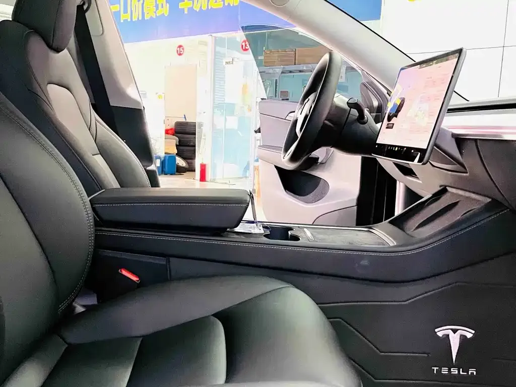 Tesla Model Y — фото 10