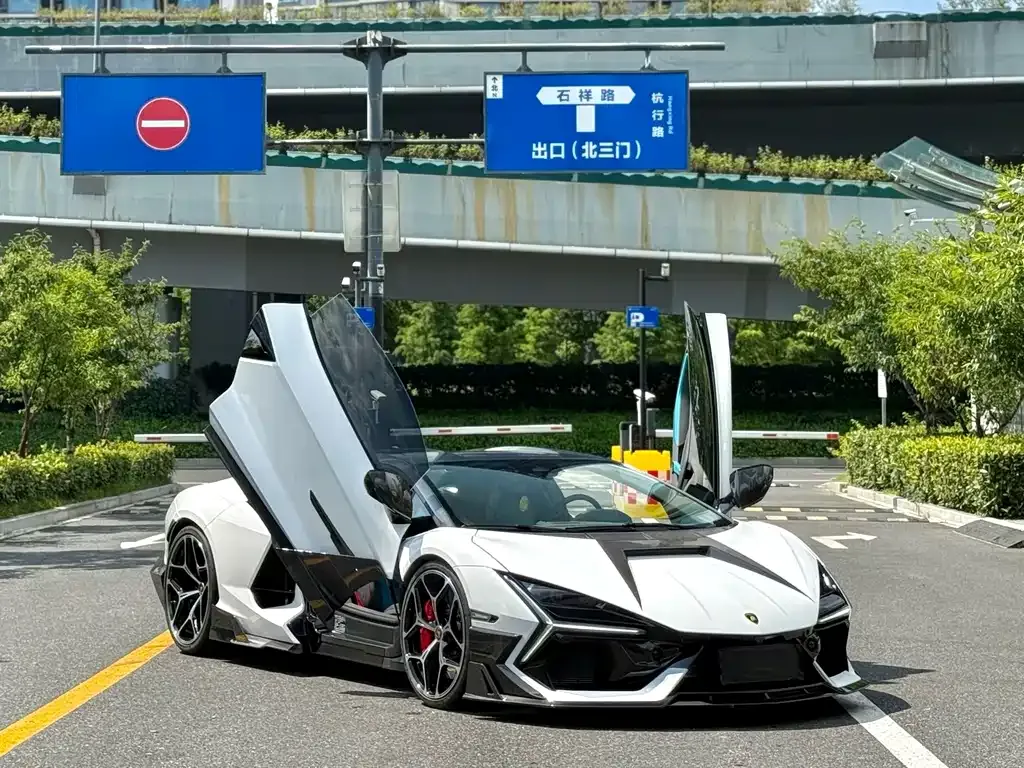 Lamborghini Revuelto — фото 5