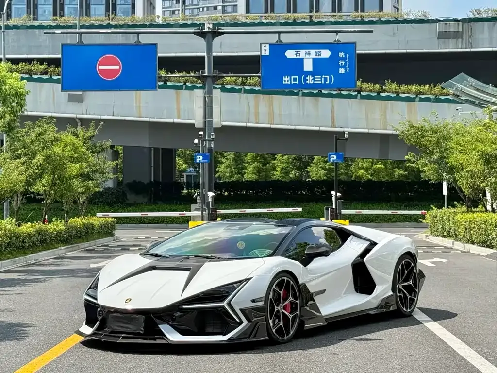 Lamborghini Revuelto — фото 8