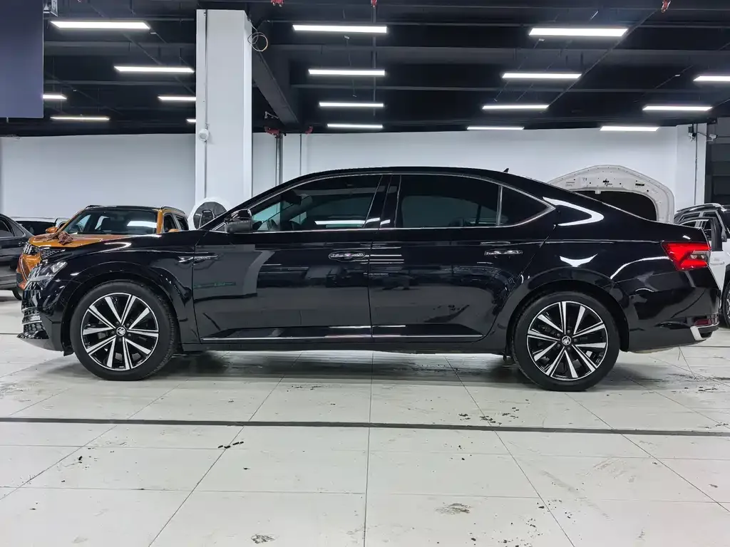 Skoda Superb — фото 8