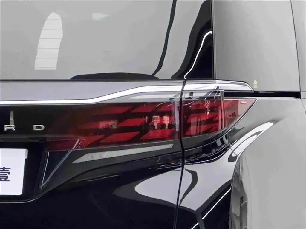 Toyota Alphard — фото 2