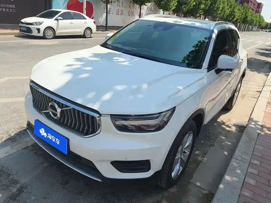 Volvo XC40 — фото 1