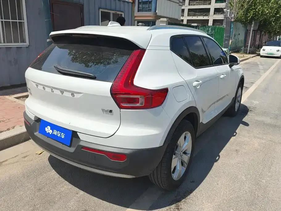 Volvo XC40 — фото 9