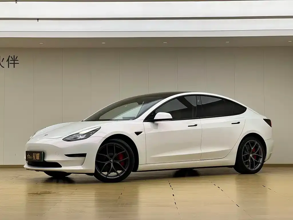 Tesla Model 3 — фото 1