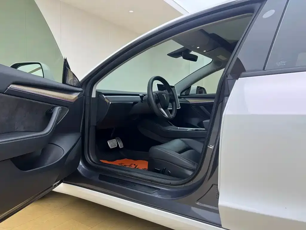 Tesla Model 3 — фото 10