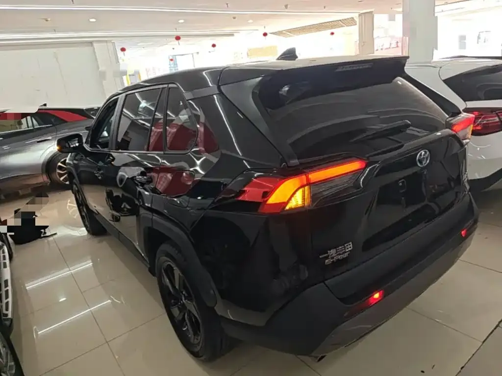 Toyota RAV4 — фото 8