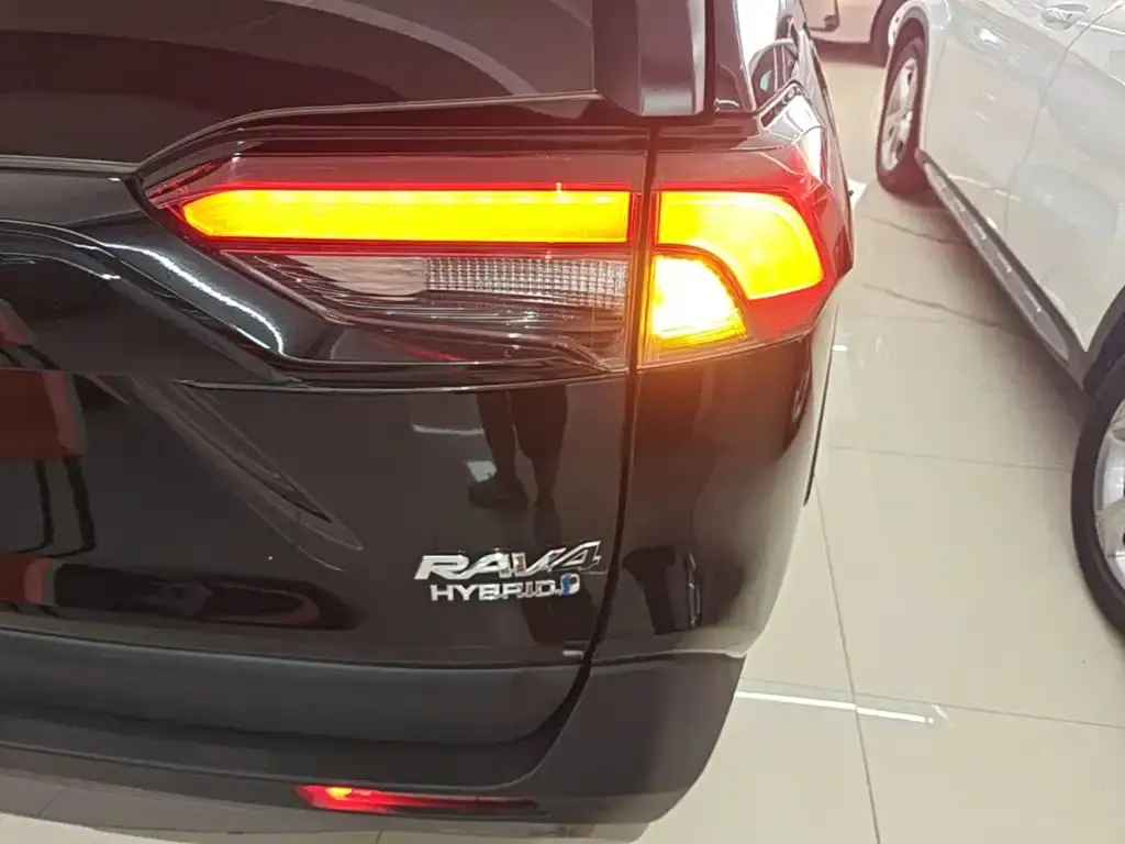 Toyota RAV4 — фото 5