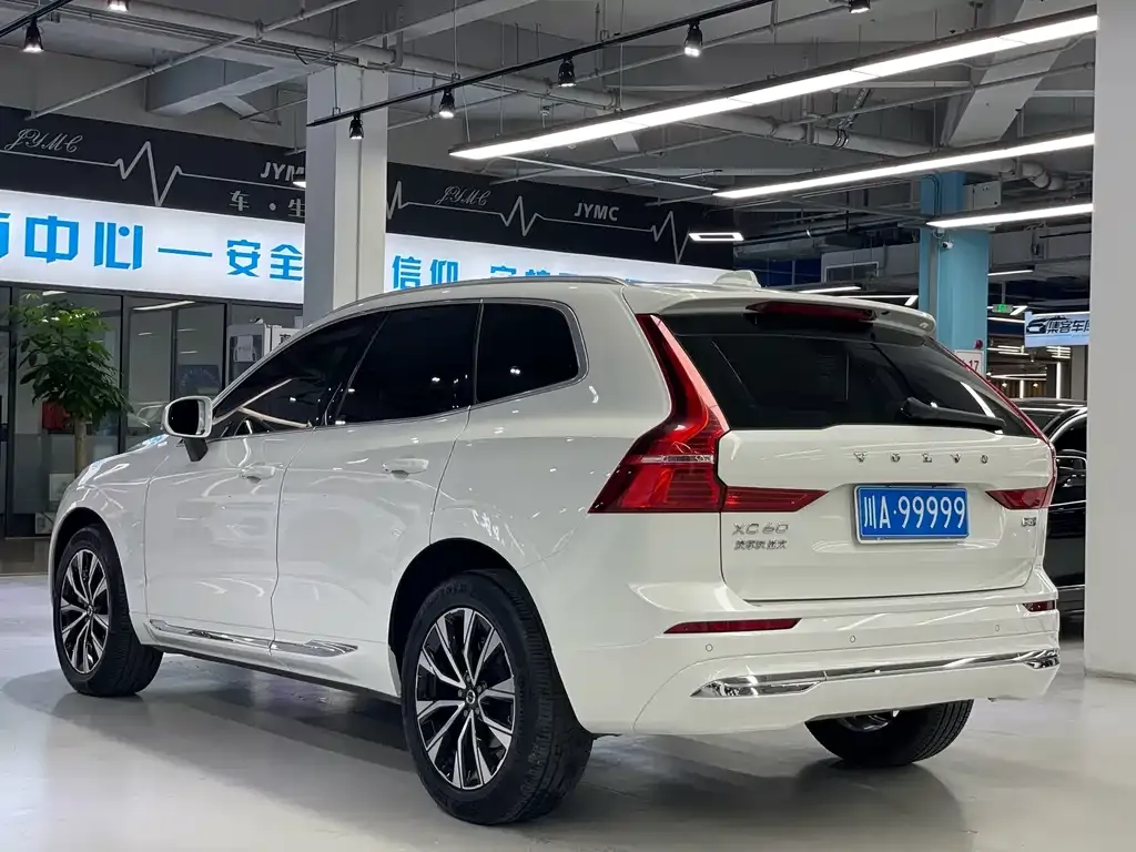 Volvo XC60 — фото 8