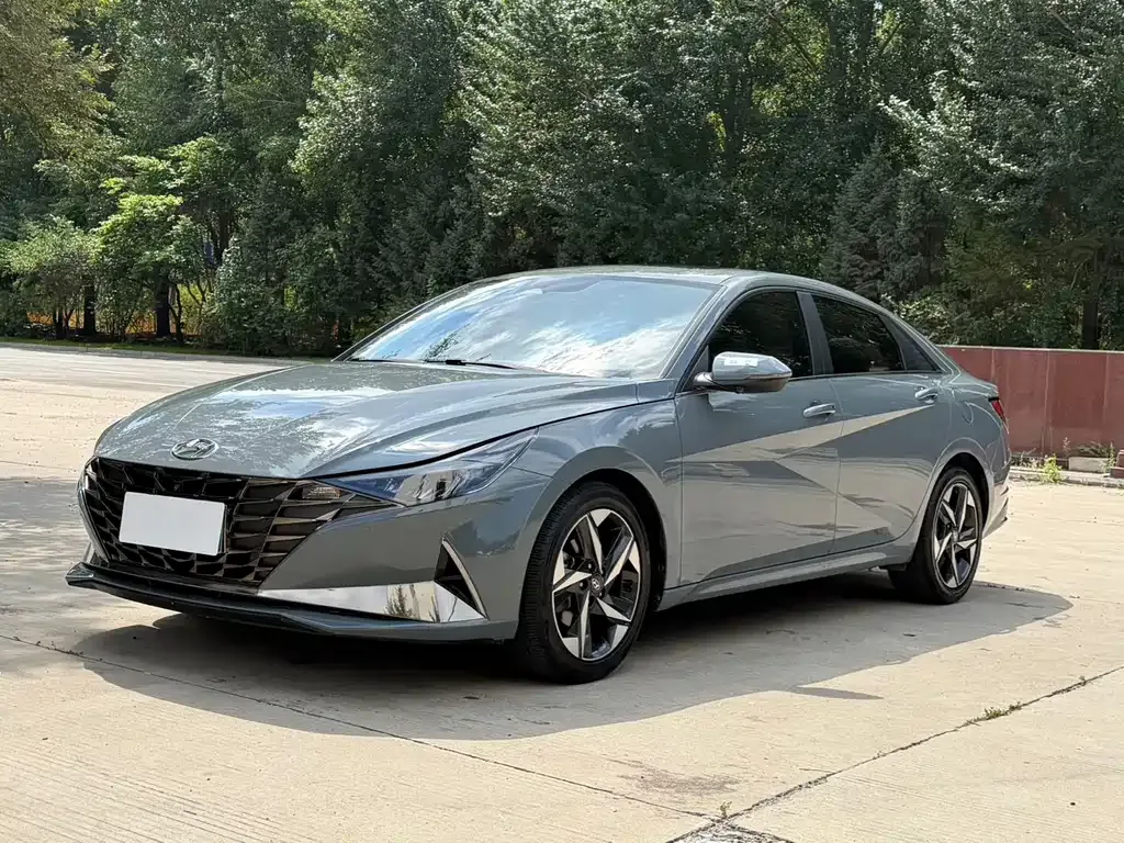 Hyundai Elantra — фото 1