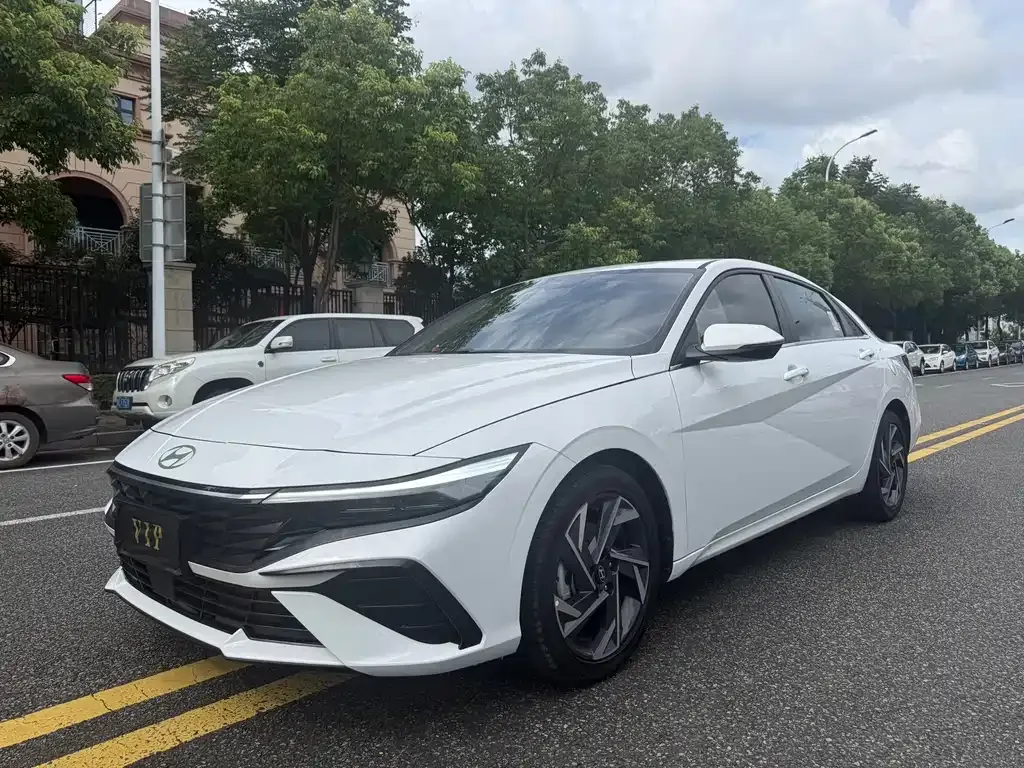 Hyundai Elantra — фото 1