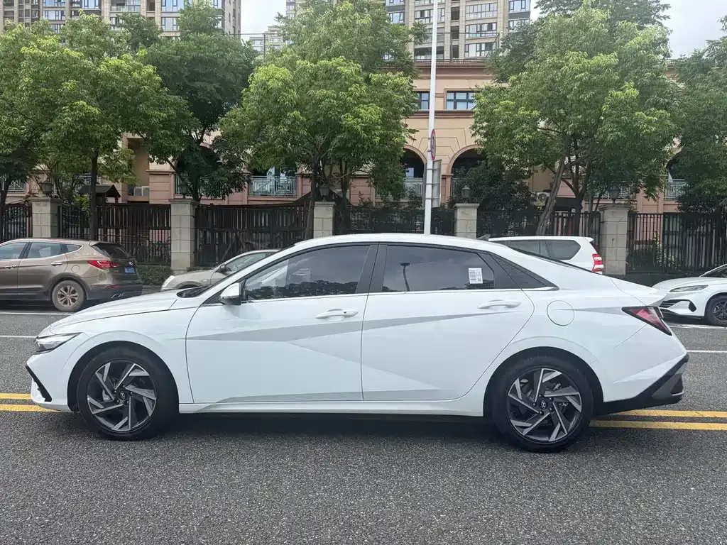 Hyundai Elantra — фото 9
