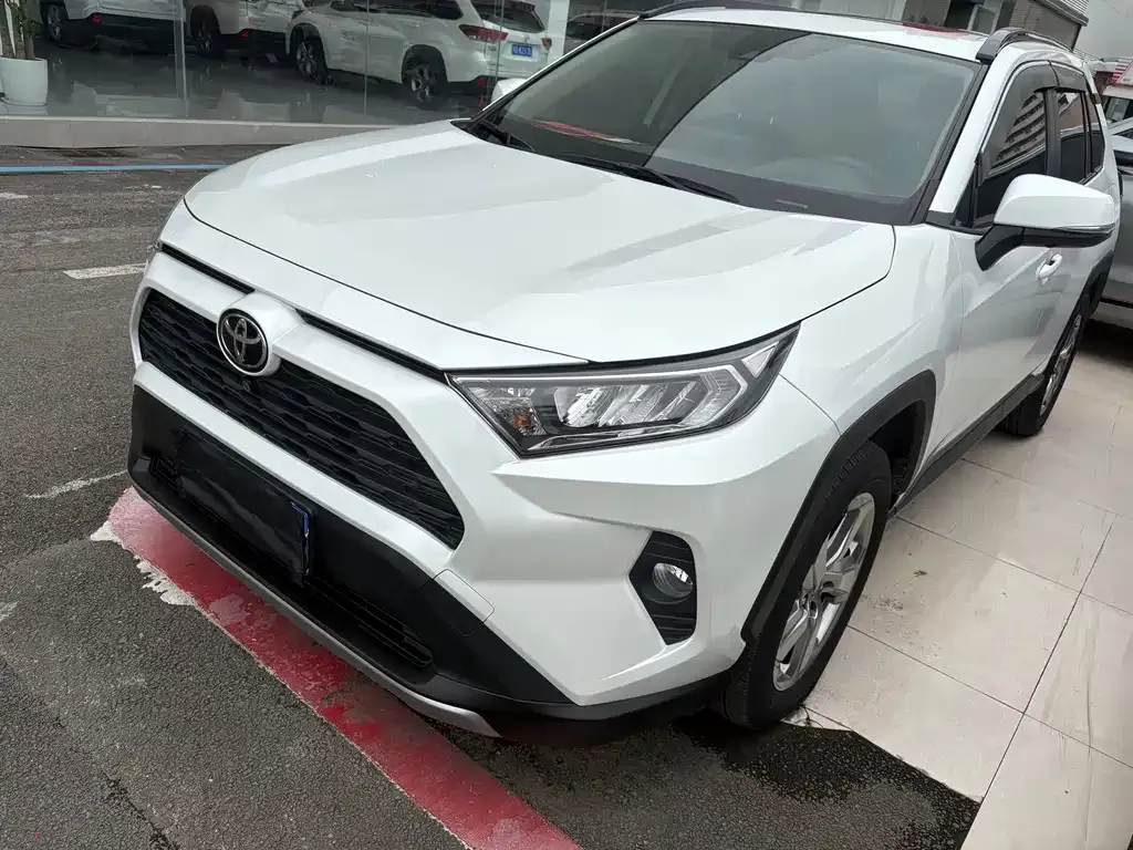 Toyota RAV4 — фото 1