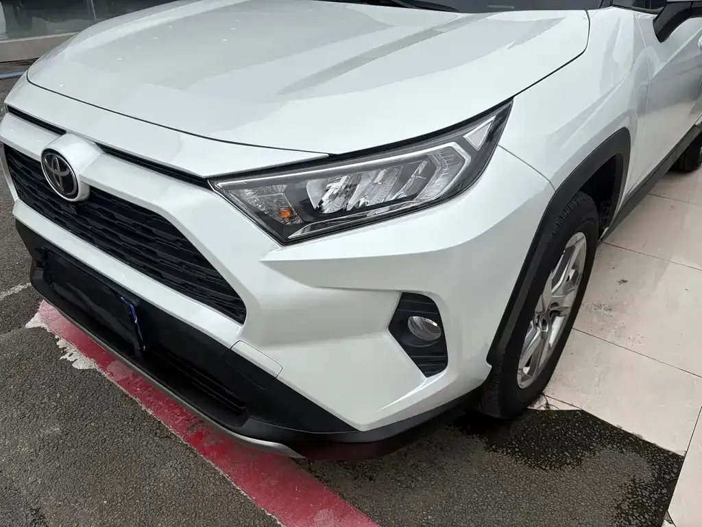 Toyota RAV4 — фото 7