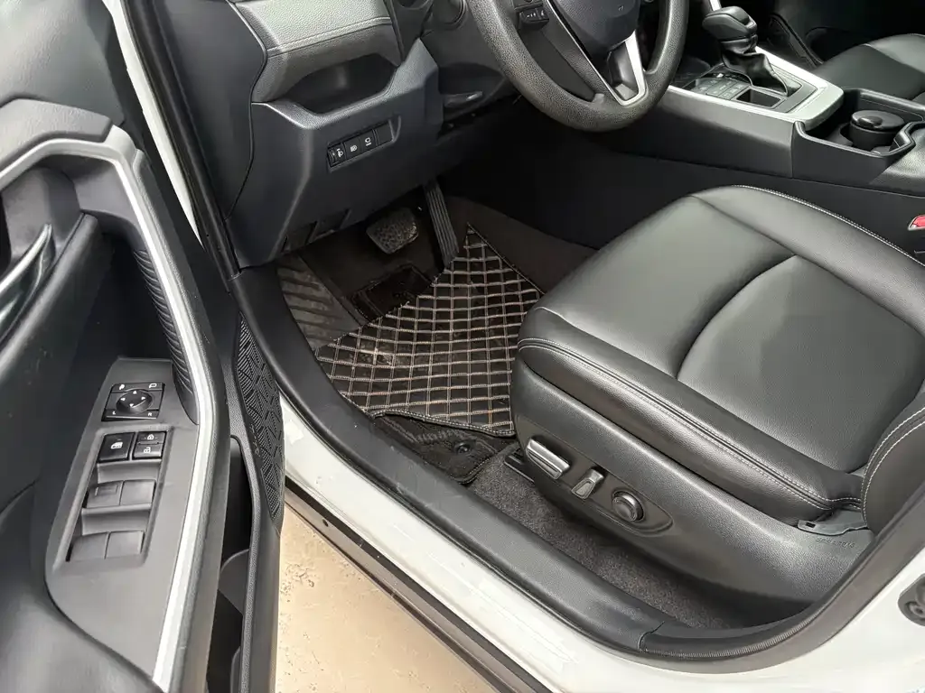 Toyota RAV4 — фото 4