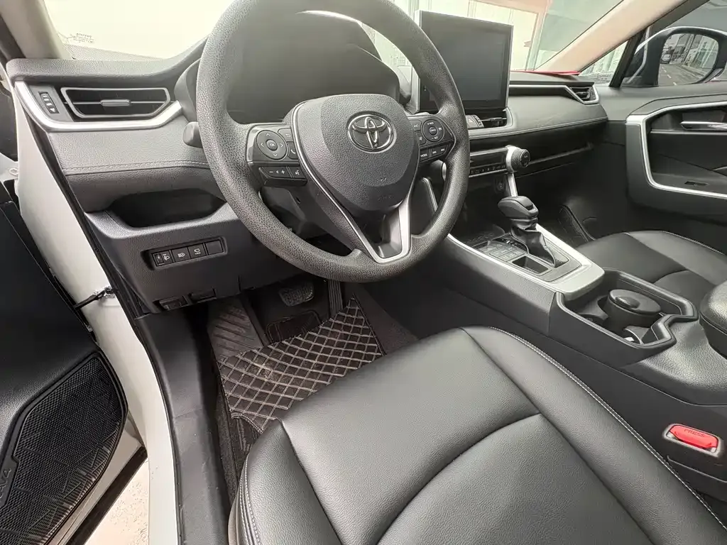 Toyota RAV4 — фото 8