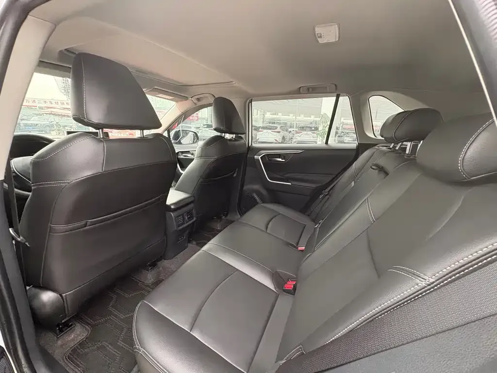 Toyota RAV4 — фото 9
