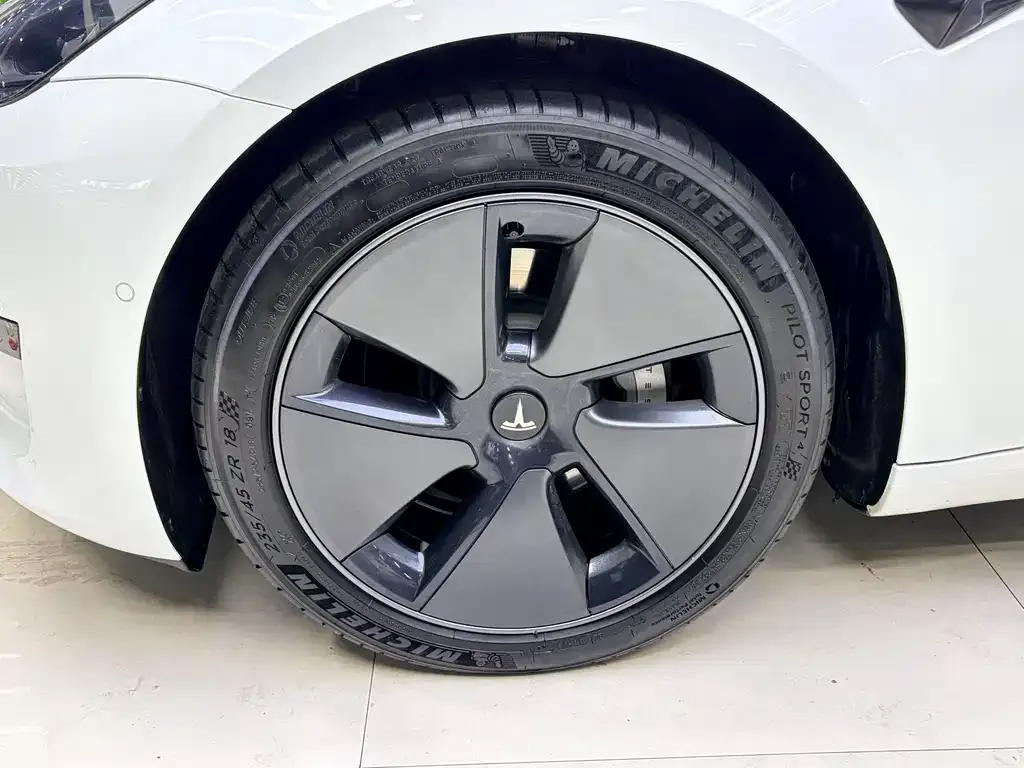 Tesla Model 3 — фото 9