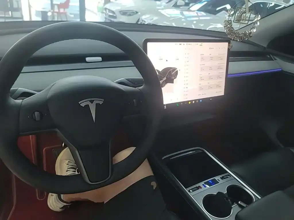 Tesla Model Y — фото 9