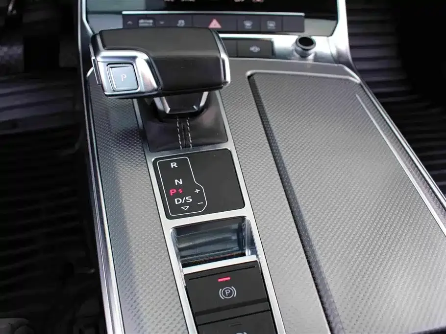Audi A6L — фото 10