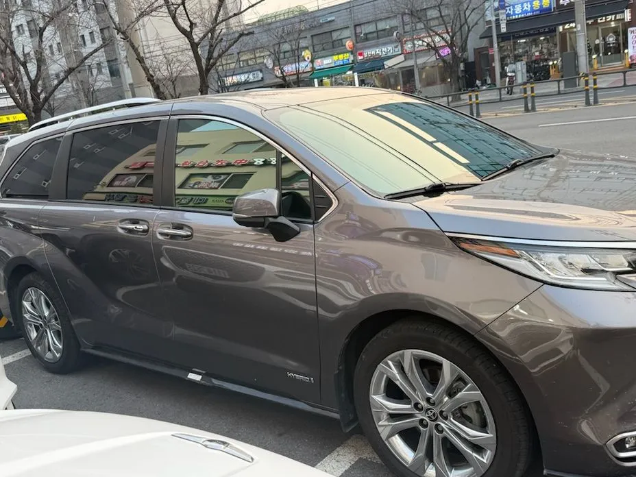 Toyota Sienna — фото 1