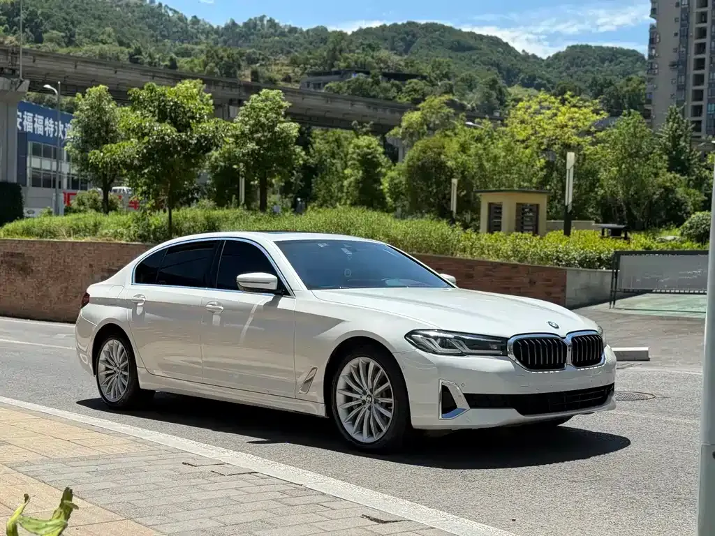 BMW 5 Series — фото 1