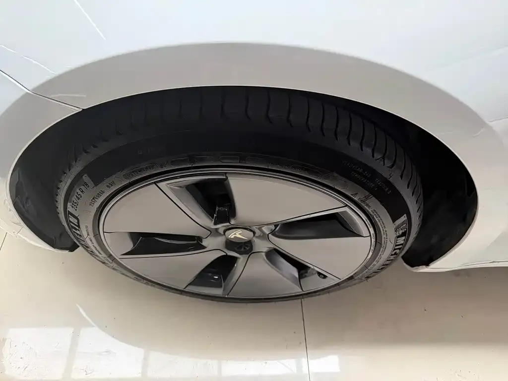 Tesla Model 3 — фото 10