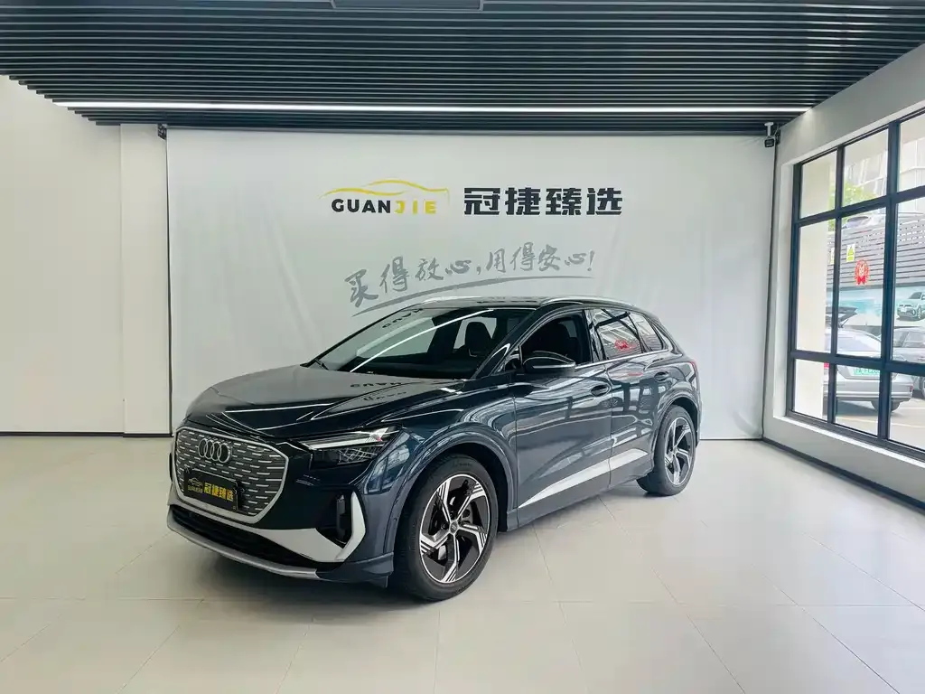 Audi Q4 e-tron — фото 1