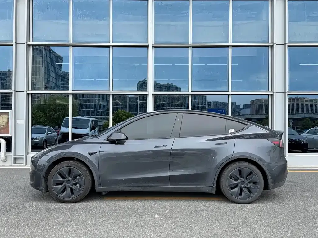 Tesla Model Y — фото 8