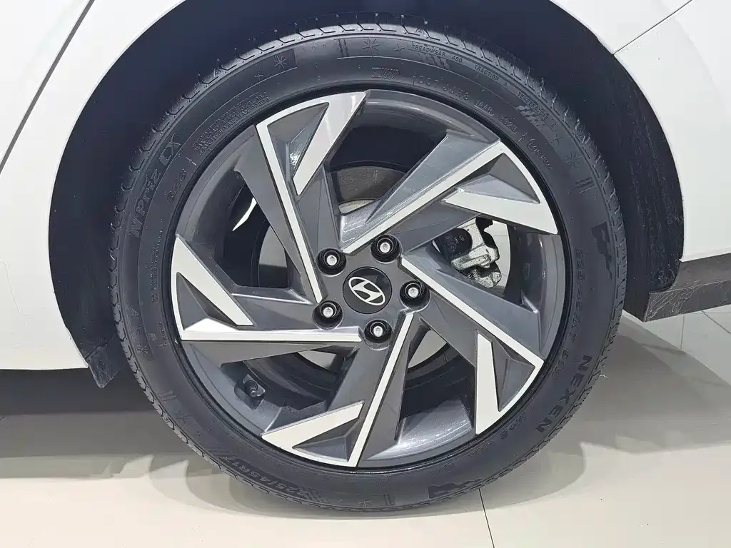 Hyundai Elantra — фото 7