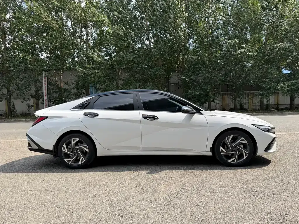 Hyundai Elantra — фото 10