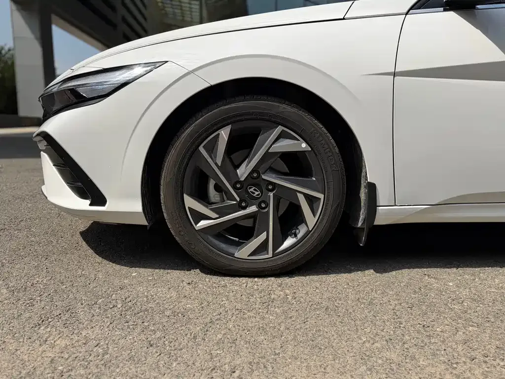 Hyundai Elantra — фото 3