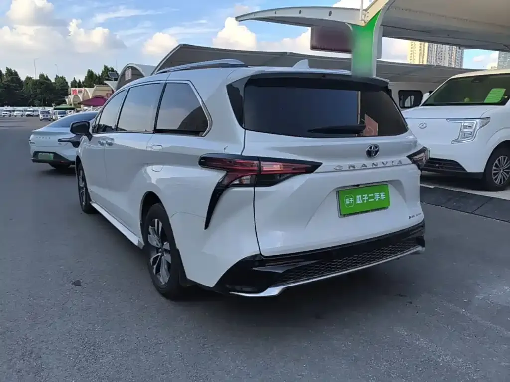 Toyota Granvia — фото 10