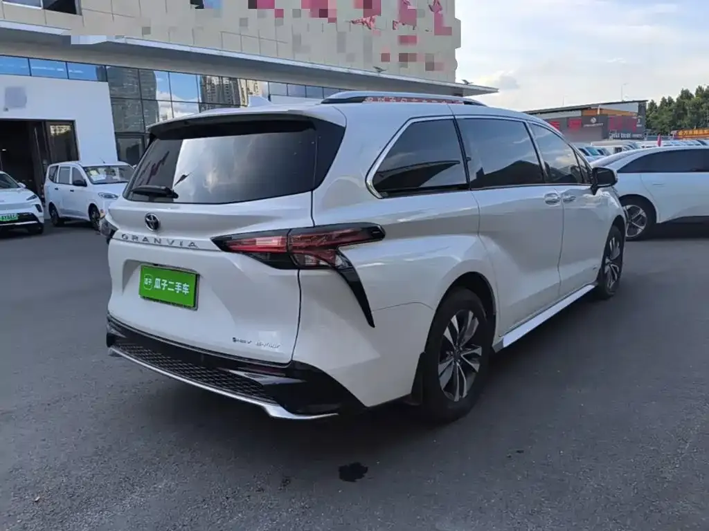 Toyota Granvia — фото 2