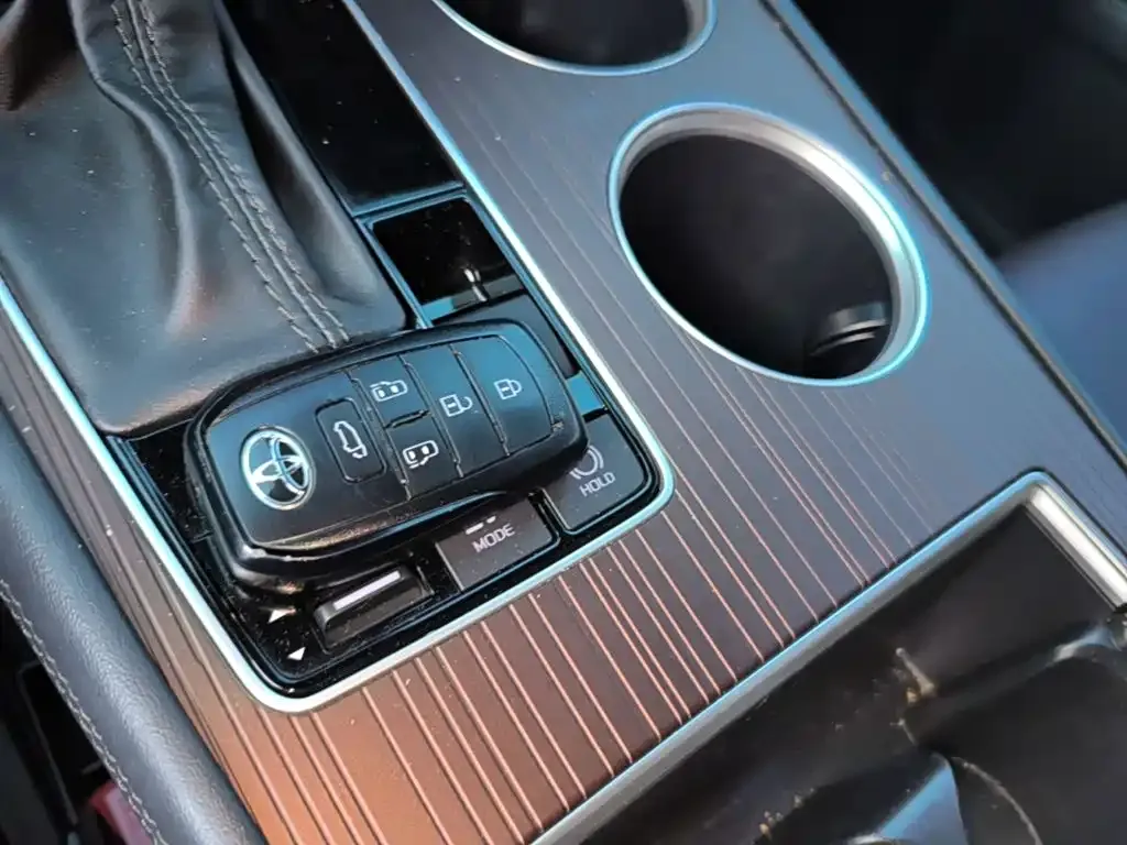 Toyota Granvia — фото 9