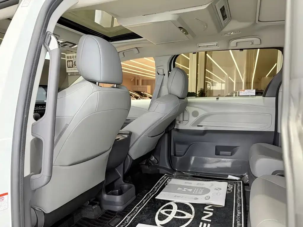 Toyota Granvia — фото 10