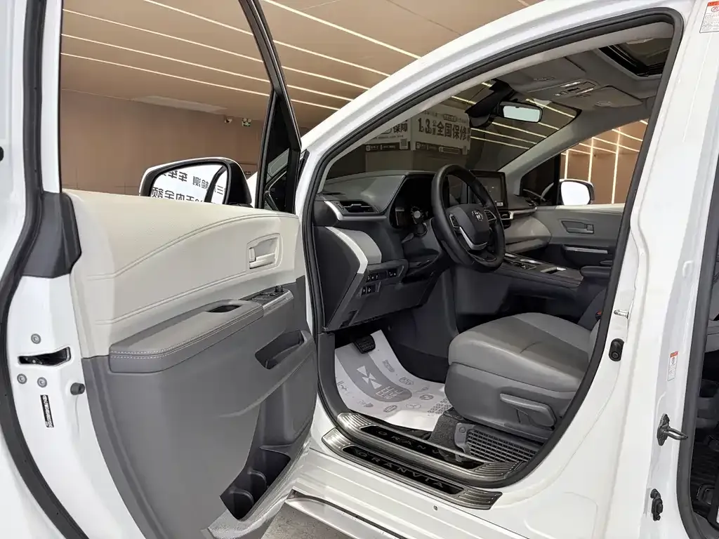 Toyota Granvia — фото 9