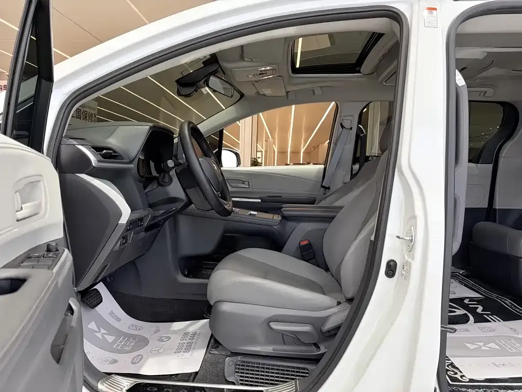 Toyota Granvia — фото 3