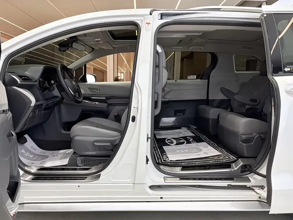 Toyota Granvia — фото 6