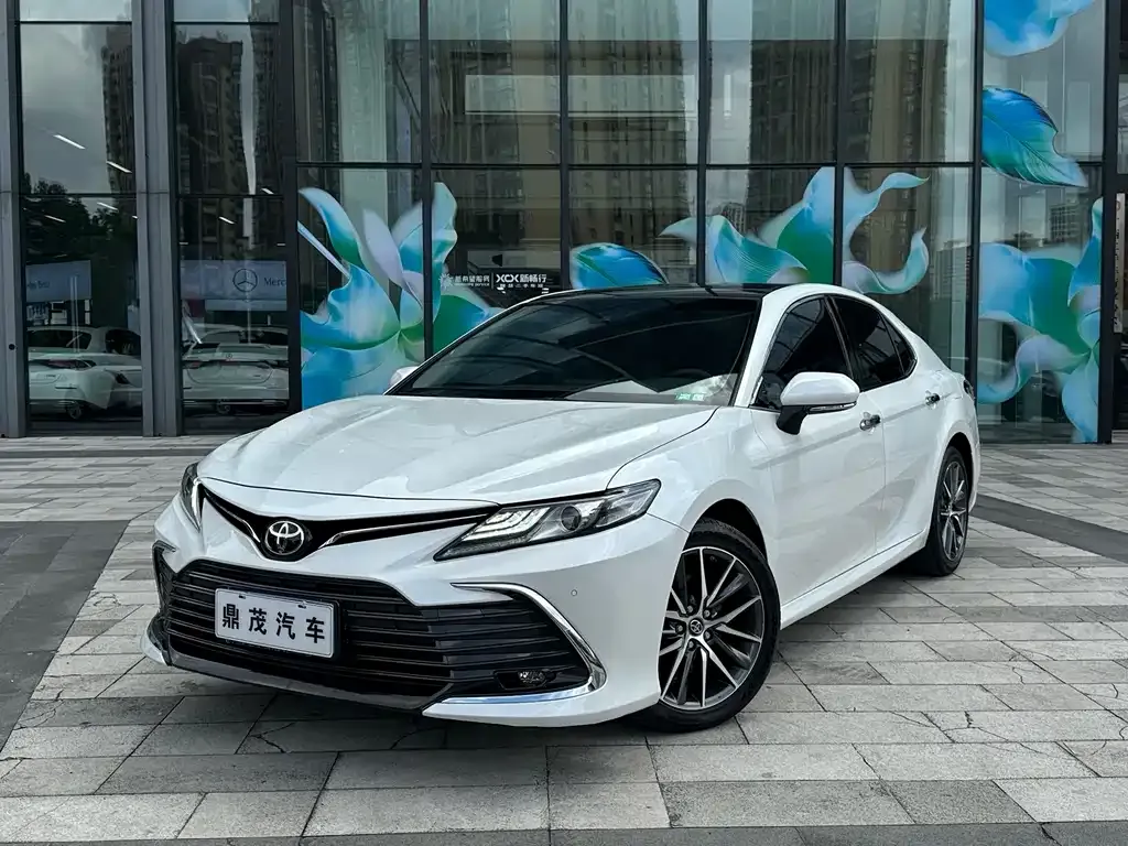 Toyota Camry — фото 1